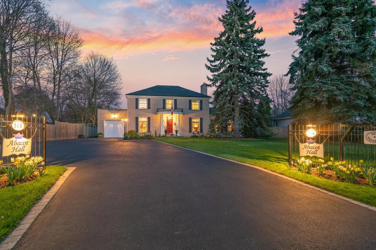 Abacot Hall Bed & Breakfast Niagara-on-the-Lake ภายนอก รูปภาพ