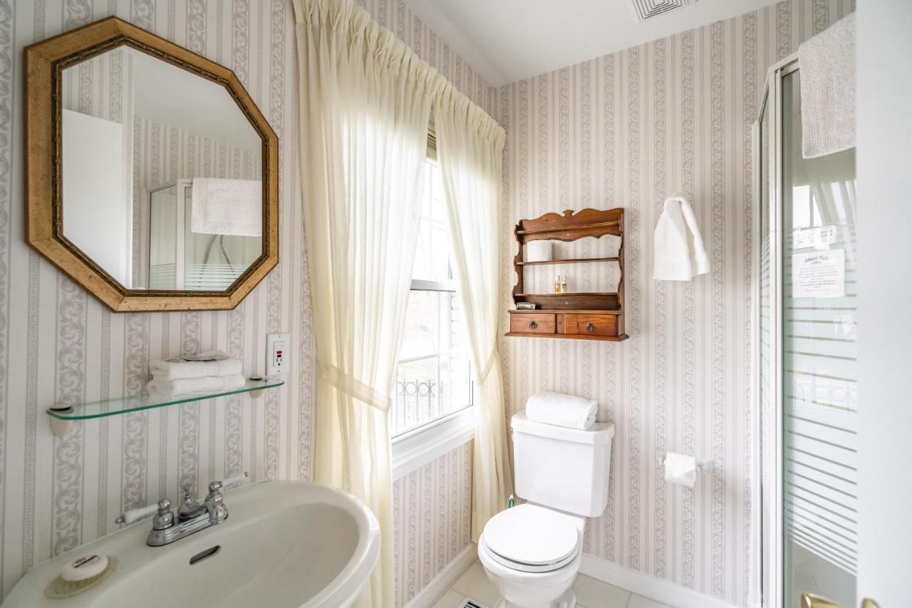 Abacot Hall Bed & Breakfast Niagara-on-the-Lake ภายนอก รูปภาพ